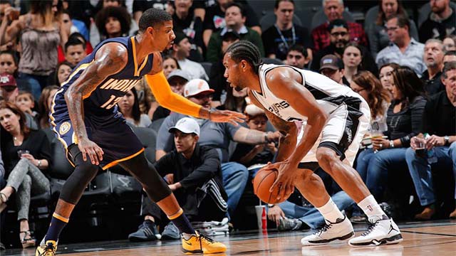 Kawhi Leonard (Số 2 trắng) và Paul George (Số 13 xanh đen) là những SF thế hệ mới đầy tài năng.