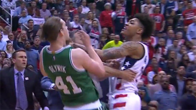 Pha va chạm của 2 cầu thủ đều mang tên “Kelly-O”. Oubre JR. sau đó bị đuổi khỏi sân