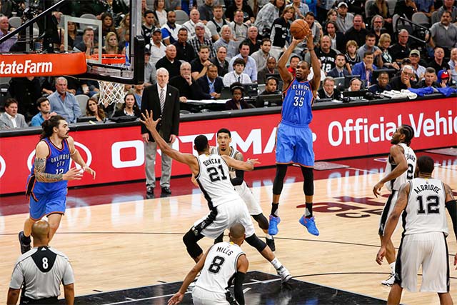 Kevin Durant (số 35 xanh) là cầu thủ có khả năng ghi điểm hay nhất NBA trong khoảng 7 năm gần đây.