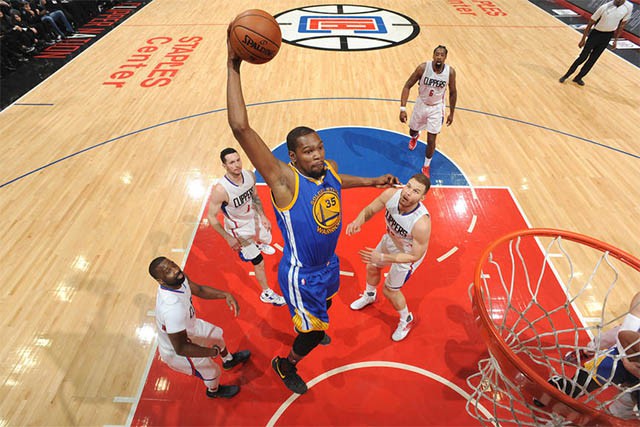 Sự xuất hiện của Kevin Durant càng khiến cán cân lực lượng giữa 2 đội nghiên về phía Warriors