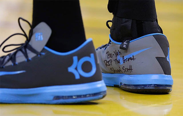 Kevin Durant tỏ ý thương tiếc Stuart Scott trên đôi Nike KD 6s