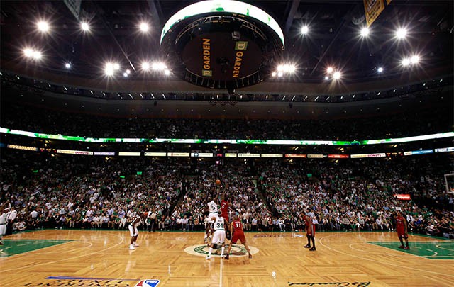 Kevin Garnett (số 5 của Boston Celtics) nhảy lên tranh bóng với LeBron James để mở màn Game 6 chung kết miền Đông 2012