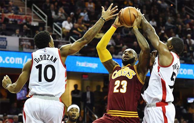 King James (23) giữa vòng vây của các cầu thủ Raptors.