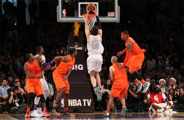 Dịp giáng sinh, Knicks thường mặc áo cam và họ để thua nhiều trận trong màu áo này.