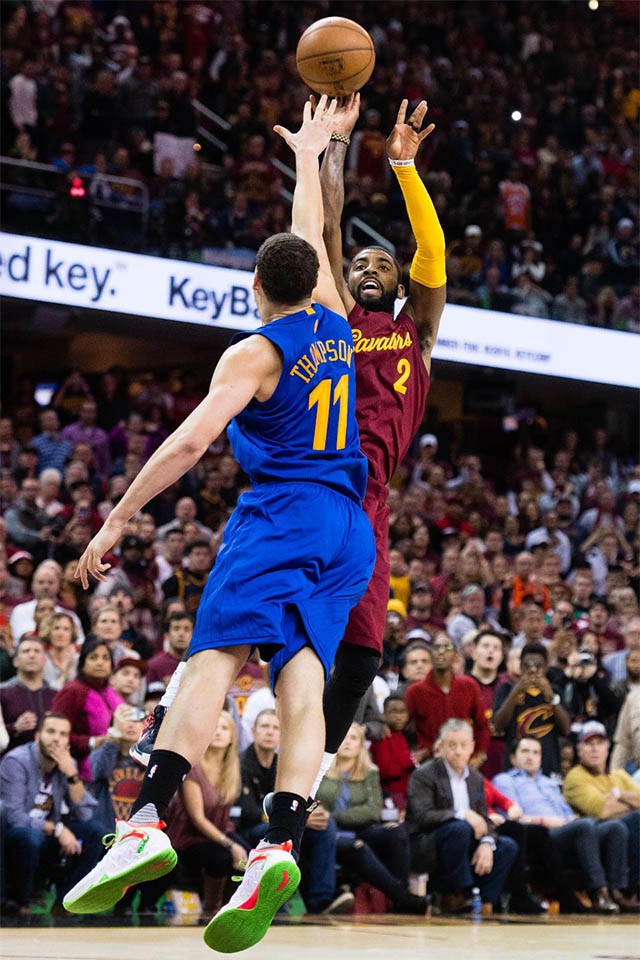 Kyrie Irving dứt điểm trước nỗ lực cản phá của Klay Thompson.