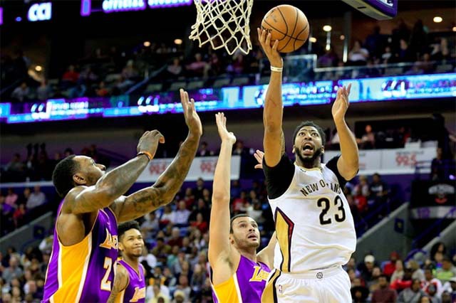 Hàng thủ của Lakers hoàn toàn bất lực trước siêu sao Anthony Davis (23).