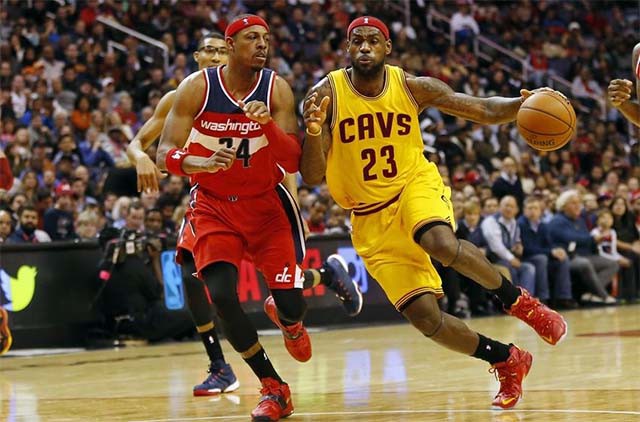 LeBron James (áo vàng) vừa trở thành cầu thủ trẻ nhất trong lịch sử NBA đạt 27.000 điểm.