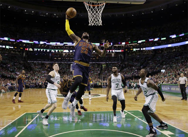 Celtics không thể cản nổi King James