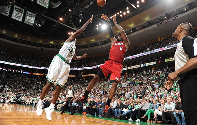 LeBron James trong màu áo Miami Heat ném bóng trước sự truy cản từ Brandon Bass của Boston Celtics ở Game 6 chung kết miền Đông 2012