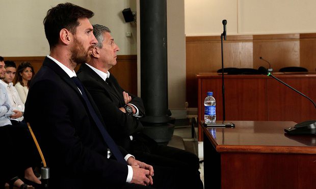 Lionel Messi và cha anh là ông Jorge phải chịu án tù 21 tháng.