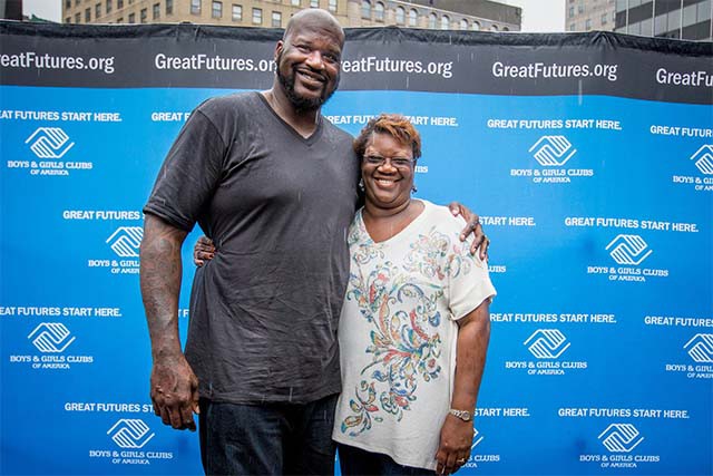 Shaq đứng cùng mẹ là Lucille O’Neal.