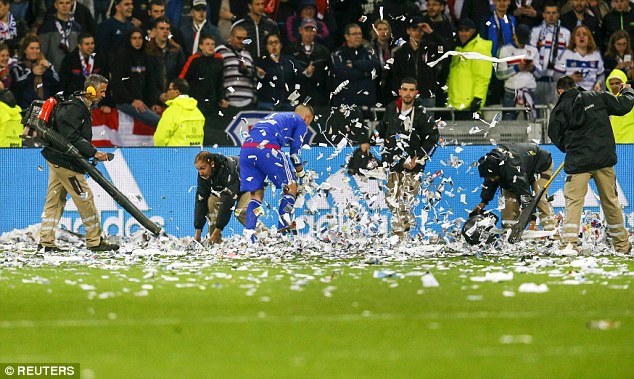 Trận Lyon - Nice bị tạm dừng ở phút 70 do có quá nhiều… giấy trên sân. 