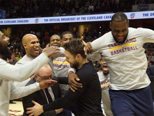 Matthew Dellavedova được các đồng đội cũ vây lấy, chào mừng quay trở lại Cleveland.