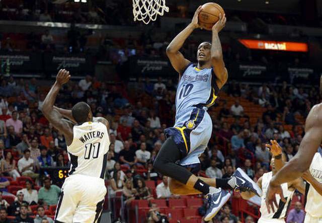 Một pha lên rổ của Troy Williams cho Memphis Grizzlies.