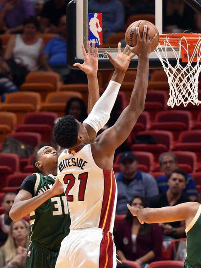 Whiteside của Heat chơi rất tốt ở khu vực dưới rổ.