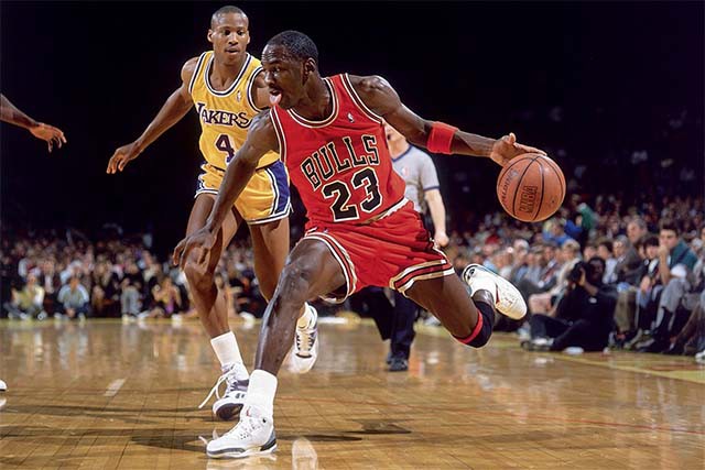 SG Michael Jordan được xem như cầu thủ vĩ đại nhất trong lịch sử bóng rổ thế giới. 