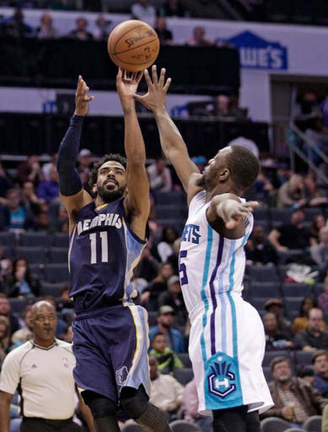 Mike Conley (11) - cầu thủ đắt giá nhất bên phía Memphis đã tỏa sáng với 31 điểm.