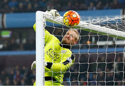 Kasper Schmeichel chống bóng bổng rất tốt.