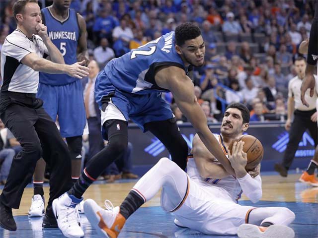 Karl-Anthony Towns (32) của Minnesota tranh bóng với Enes Kanter của Thunder. 