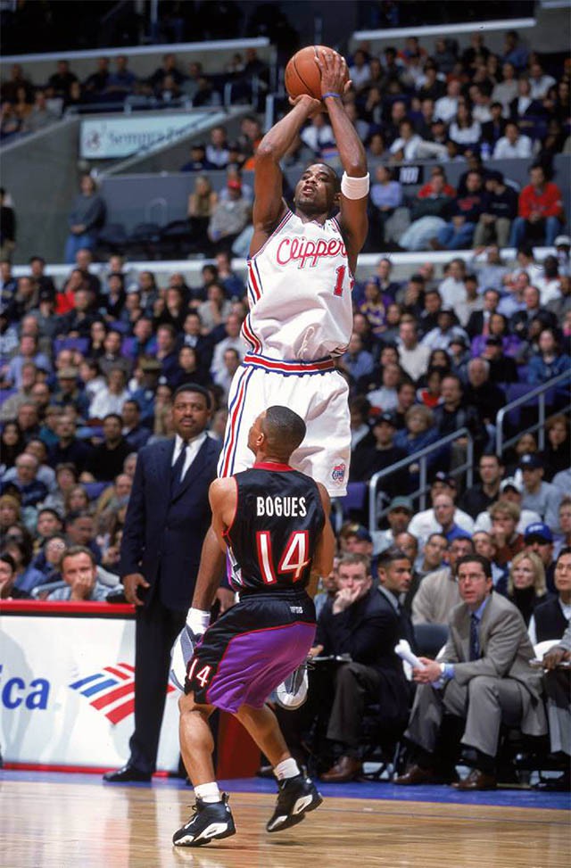 Guard Tyrone Bogues của Charlotte Hornets không có khả năng phòng thủ trước L.A. Clippers