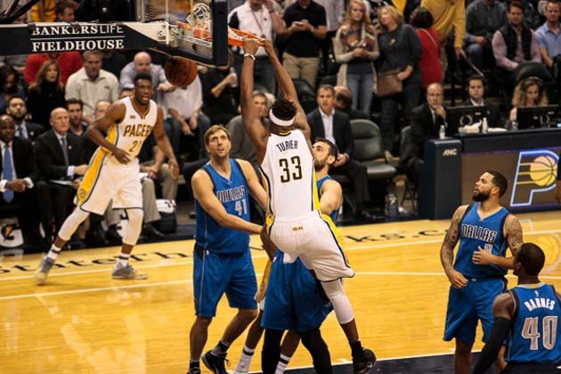 Myles Turner (30 điểm, 16 rebounds) hoàn toàn vượt trội dưới bảng rổ.