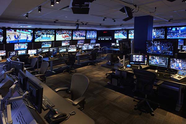 Trung tâm Phát lại Công nghệ cao ở Secaucus (New Jersey) đủ khả năng theo dõi nhiều trận đấu NBA cùng lúc.