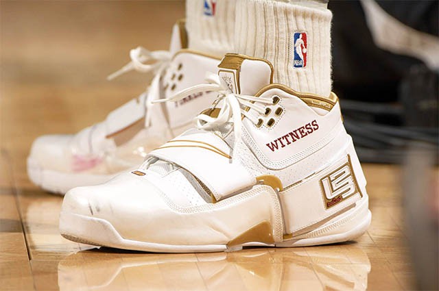 Trong ngày lịch sử, LeBron thăng hoa với đôi giày Nike Zoom Soldier 1 Witness PE