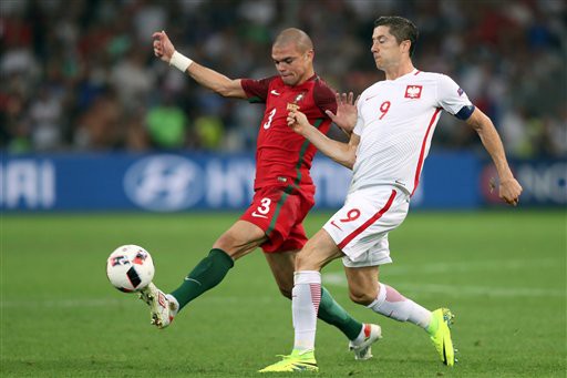 Pepe là cầu thủ đoạt lại bóng 25 lần trong vùng 16m50 của đội nhà, nhiều hơn mọi cầu thủ khác tại VCK EURO 2016. 