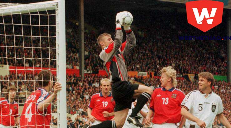 EURO 1996 là giải lớn đầu tiên áp dụng “cái chết bất ngờ”, khi thủ môn Czech Petr Kouba mắc sai lầm giúp Oliver Bierhoff ghi bàn cho Đức ở phút 95. 