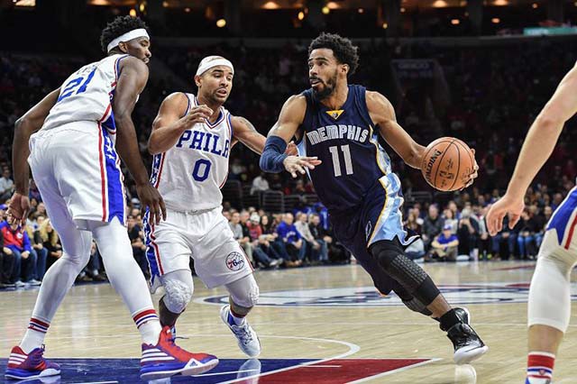 Do ảnh hưởng chấn thương, Embiid (21) đành nhìn đội nhà thua Memphis ở hiệp phụ.