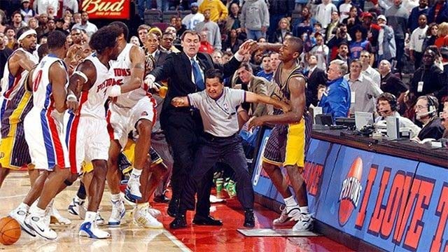 Pacers có nhiều ân oán trên sân của Pistons, họ từng có vụ ẩu đả tai tiếng vào năm 2004.