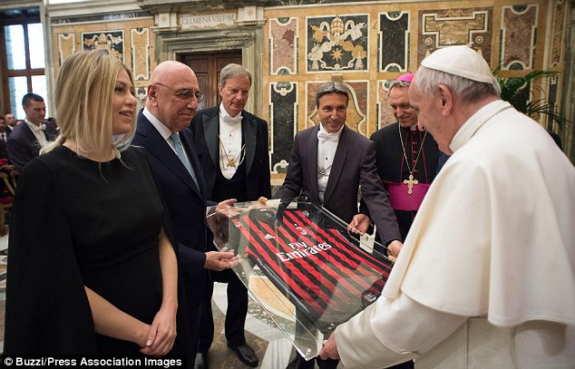 Giáo hoàng Francis vừa khuyên các ngôi sao Juventus và AC Milan hãy nêu gương cho giới trẻ.