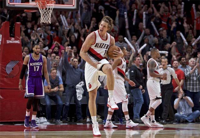 Meyers Leonard thể hiện niềm vui khi Portland thắng Kings.