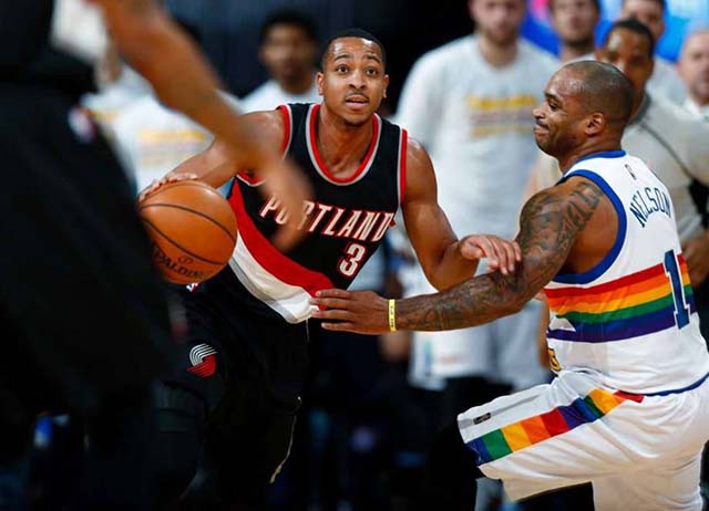 Cầu thủ tiến bộ nhất năm ngoái CJ McCollum có 1 double-double.