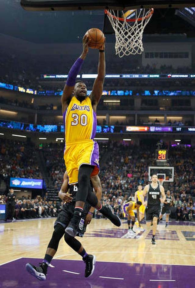 Julius Randle góp phần xốc lại tinh thần cho LA Lakers.
