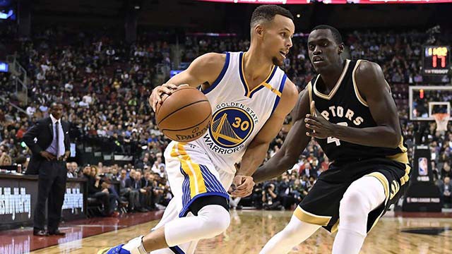 MVP mùa giải 2016 Stephen Curry có 35 điểm và 7 kiến tạo tại Toronto.