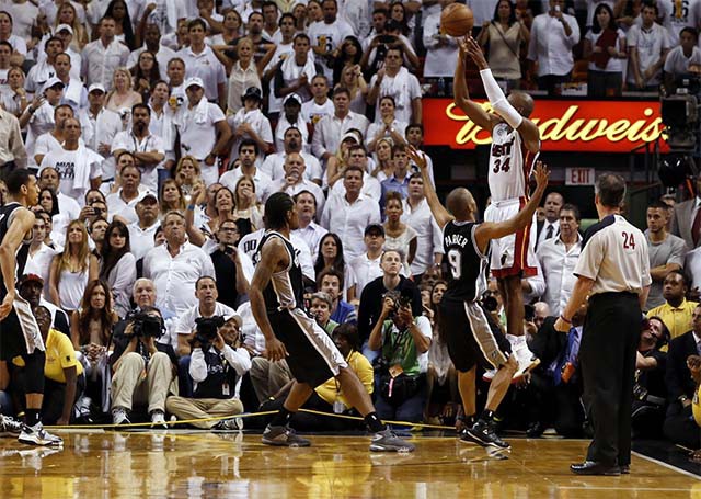 Ray Allen ném quả 3 điểm gỡ hòa cho Miami Heat trong game 6 chung kết NBA năm 2013 khi trận đấu còn 5,2 giây. Miami sau đó lên ngôi vô địch với chiến thắng 4-3.