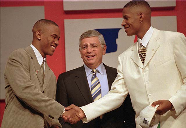 Ray Allen (áo trắng) bắt tay cùng Stephon Marbury khi 2 cầu thủ được tráo đổi câu lạc bộ trong ngày NBA draft
