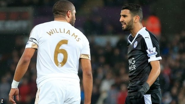 Ashley Williams (Swansea) và Riyad Mahrez (Leicester) từng xung đột tại sân Liberty