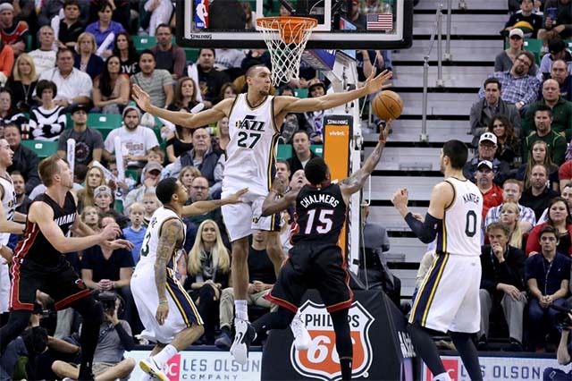 Rudy Gobert luôn được biết đến với khả năng thủ bảng rổ cực tốt.