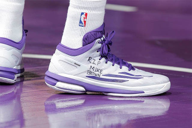 Ben McLemore dùng đôi Adidas Crazy Light Boosts chúc phúc cho Michael Brown