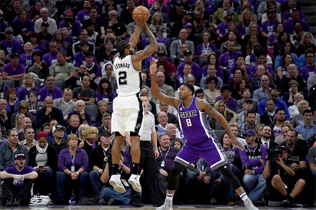 Kawhi Leonard ghi cả 9 điểm đầu tiên cho San Antonio Spurs.