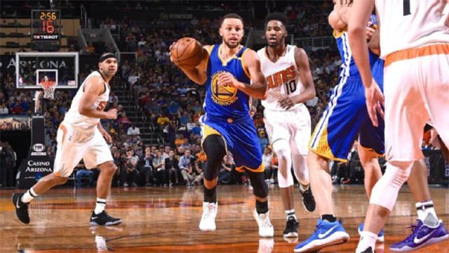 Curry có được 42 điểm, 11 assist cùng 8 quả ném 3 điểm thành công 