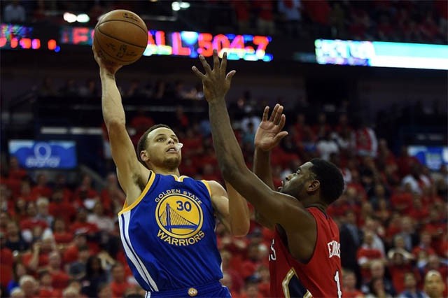 Tài ném 3 của Stephen Curry đã đưa 2 đội vào hiệp phụ