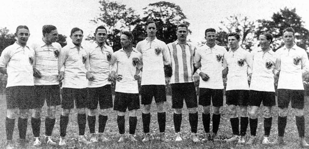 Áo trắng quần đen đã trở thành trang phục chính thức của Đức từ lâu.