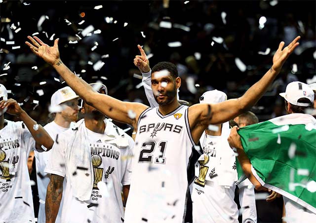 Tim Duncan là PF hay nhất mà NBA từng sản sinh. Tuy nhiên ở thời điểm cuối của sự nghiệp anh thường xuyên chơi ở vị trí trung phong.