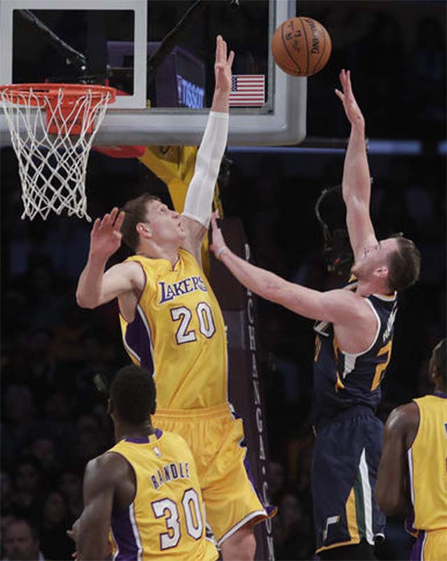 Một pha phòng thủ của Timofey Mozgov trước Utah Jazz.