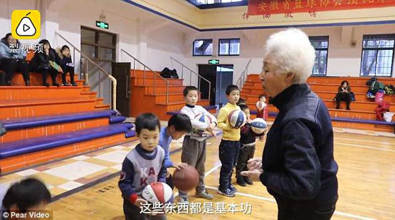 Bà lão còn dành thời gian dạy bọn trẻ chơi bóng rổ