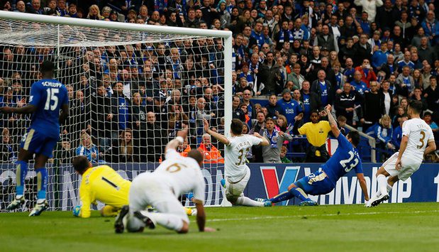 Leicester thoải mái đẩy cao đội hình để có nhiều đồng đội hỗ trợ Ulloa.