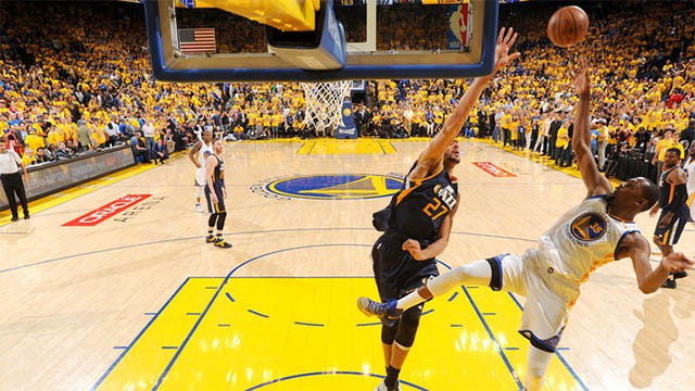 Utah Jazz rất quật cường nhưng luôn trong tầm kiểm soát của Golden State Warriors 